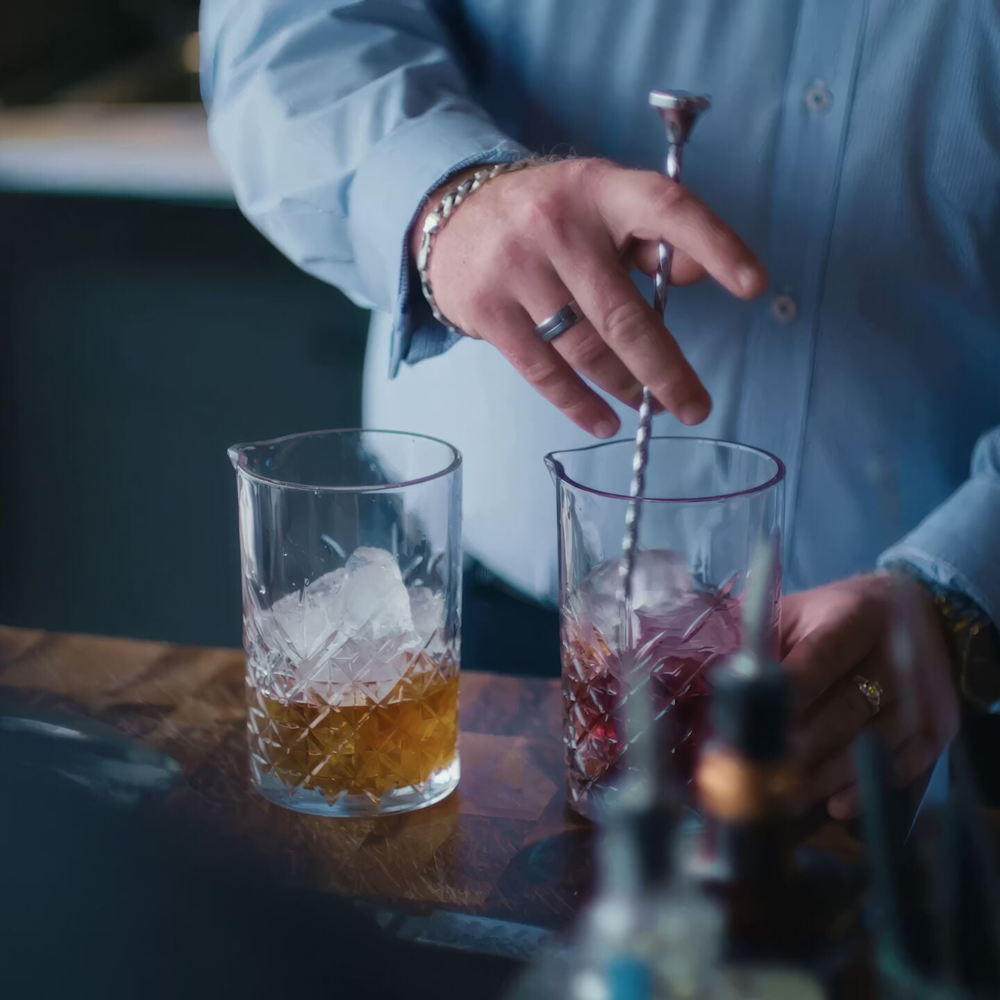 Mixology - Stirring Cocktail 073544