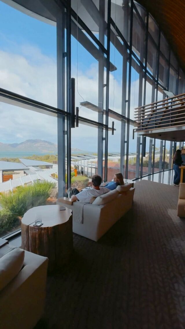 F R O N T ~ R O W ~ S E A T S ~ Our lounge area is set up so that no matter where you sit, you’ll get incredible views out over Great Oyster Bay and the Hazards. All you need to do is pick a spot and settle in for the show.

📹: @jamesvodicka 

#saffirefreycinet #luxurylodgesofaustralia #discovertasmania #tasmania #eastcoasttasmania #luxuryretreat #luxurylodge #luxuryhotel #windows #windowsofinstagram