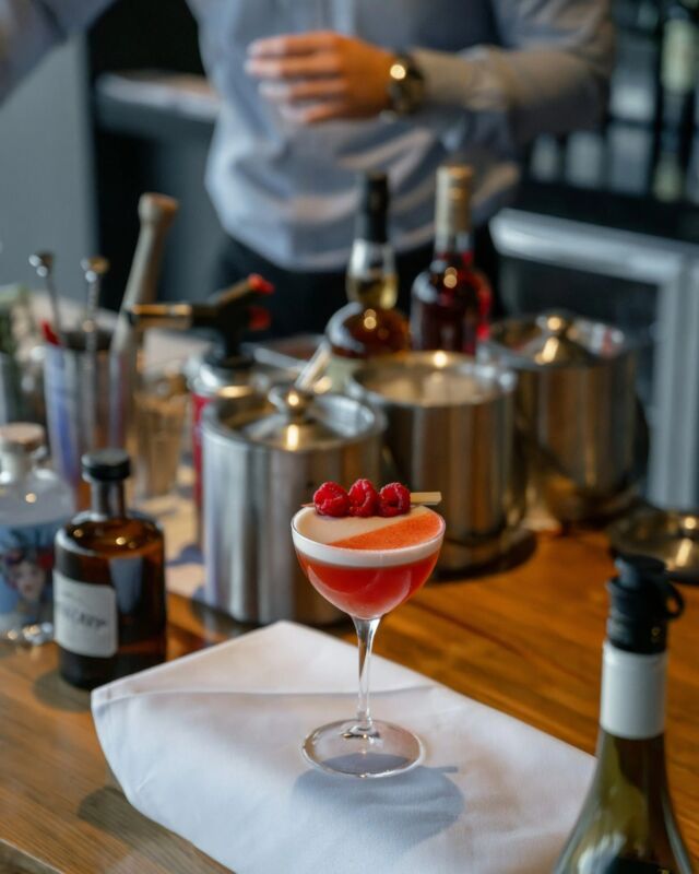 The Madame Baudin💃 Created by our mixologist Hugo, made with raspberry infused local Tasmanian sheep whey vodka, Chambord, lemon juice, egg whites, grenadine and tepache - a house made pineapple ferment. The perfect pre-dinner drink to whet your appetite for dinner at Palate.

📷: @jamesvodicka 

#saffirefreycinet #luxurylodgesofaustralia #discovertasmania #tasmania #eastcoasttasmania #cocktail #cocktailhour #mixology #mixologist